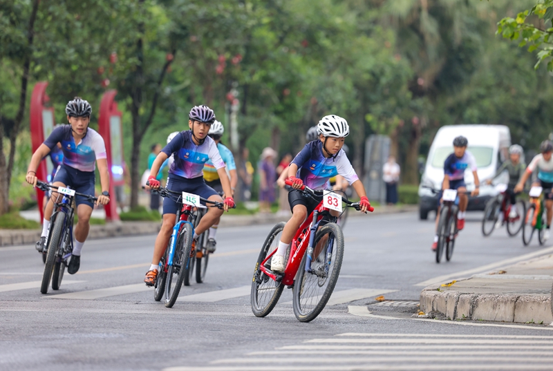 2026年7月12日，在贵州省铜仁市玉屏侗族自治县油茶体育公园，运动员在2026“骑迹贵州”自行车爬坡赛中比拼。