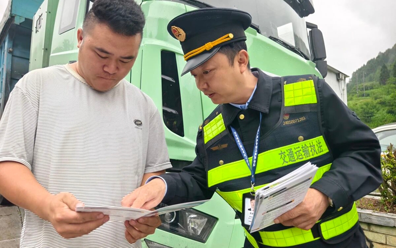 龙刚深入企业开展合法装载宣传。