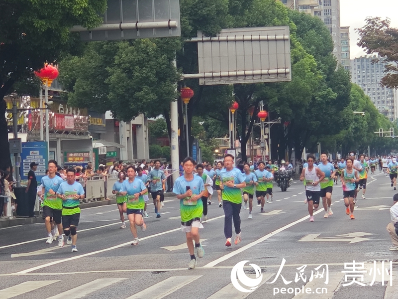 2026魅力钟山“奔腾不息”大众欢乐跑暨大众亲子跑活力开跑。人民网 黄小桃摄