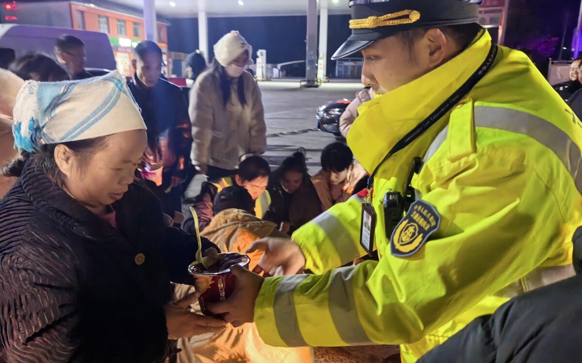 為服務區司乘人員送泡面。