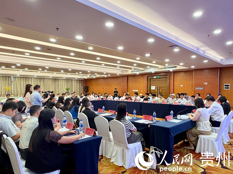 面对面洽谈交流。人民网记者 李丽萍摄