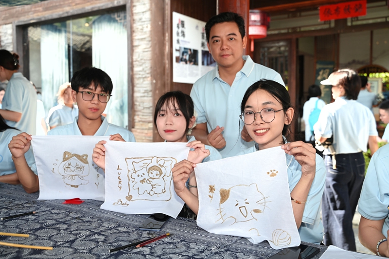 大家展示枫香染作品。