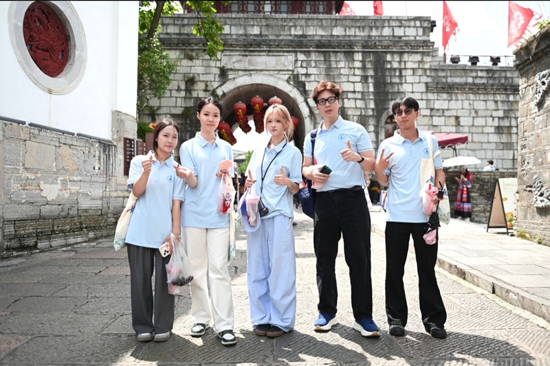 中外学生在古城墙边合影。