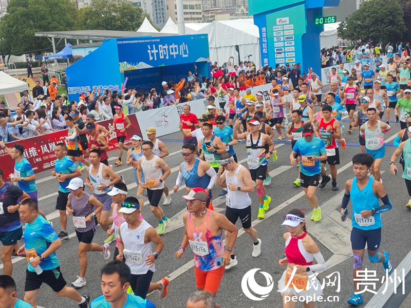 2026多彩贵州马拉松超级联赛（第四站）暨六盘水马拉松鸣枪开跑。人民网 黄小桃摄