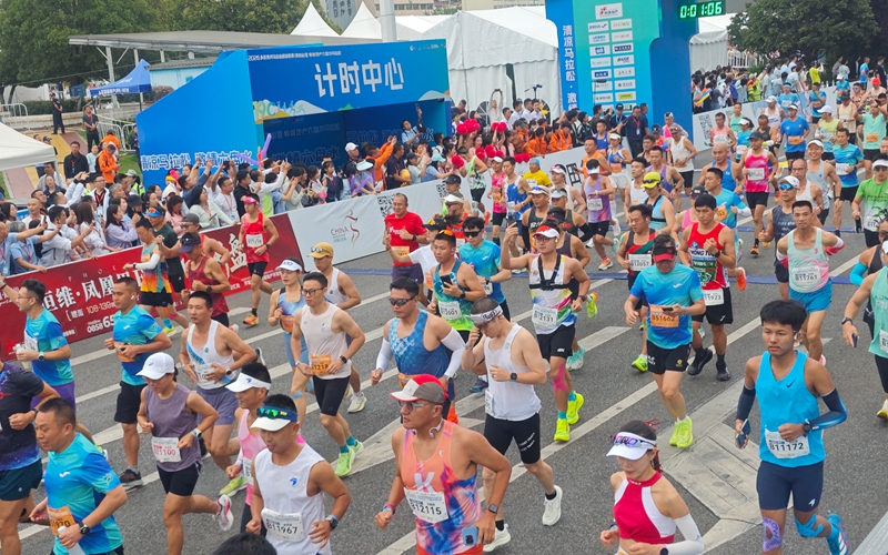 2026多彩贵州马拉松超级联赛（第四站）暨六盘水马拉松鸣枪开跑