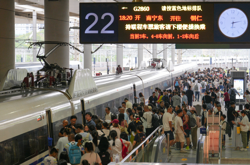 n2026年7月19日，旅客在贵州贵阳北站乘车出行。
