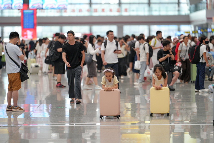 2026年7月19日，旅客在贵州贵阳北站候车厅候车。