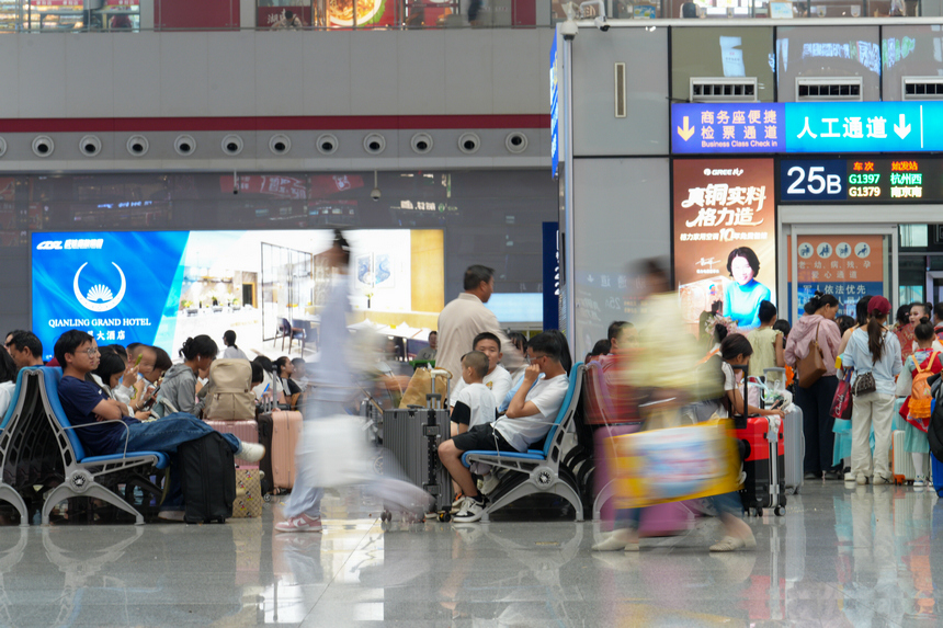2026年7月19日，旅客在贵州贵阳北站候车厅候车。