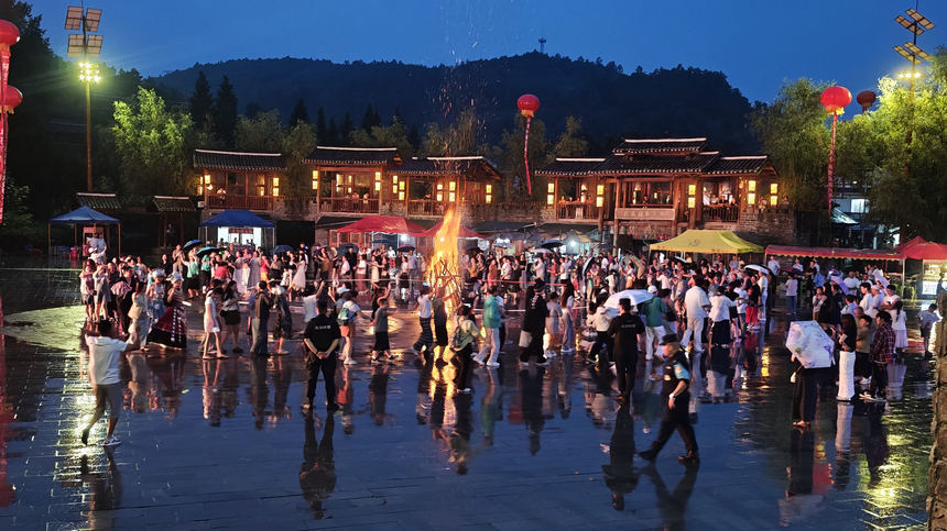 篝火晚会。