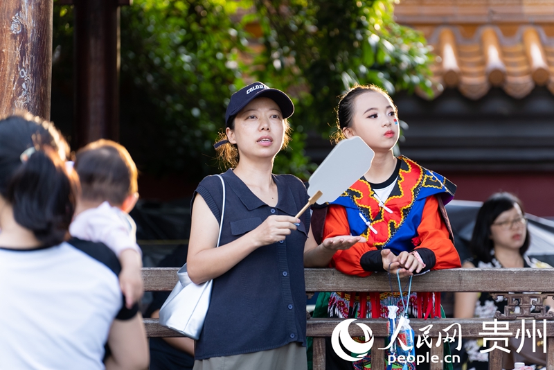 参加活动开幕式的演职人员在等候开幕式。人民网记者 涂敏摄