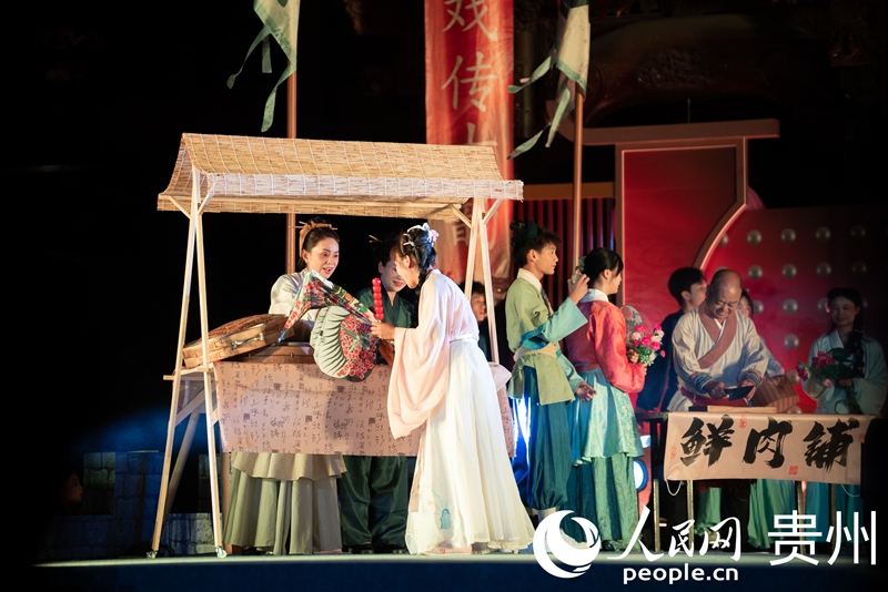 开幕式现场的舞台剧《福泉阳戏·六百年的守望》展演。人民网记者 涂敏摄