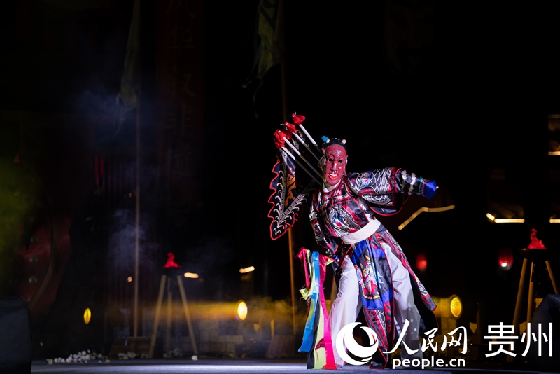开幕式现场的舞台剧《福泉阳戏·六百年的守望》展演。人民网记者 涂敏摄