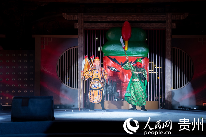 开幕式现场的舞台剧《福泉阳戏·六百年的守望》展演。人民网记者 涂敏摄