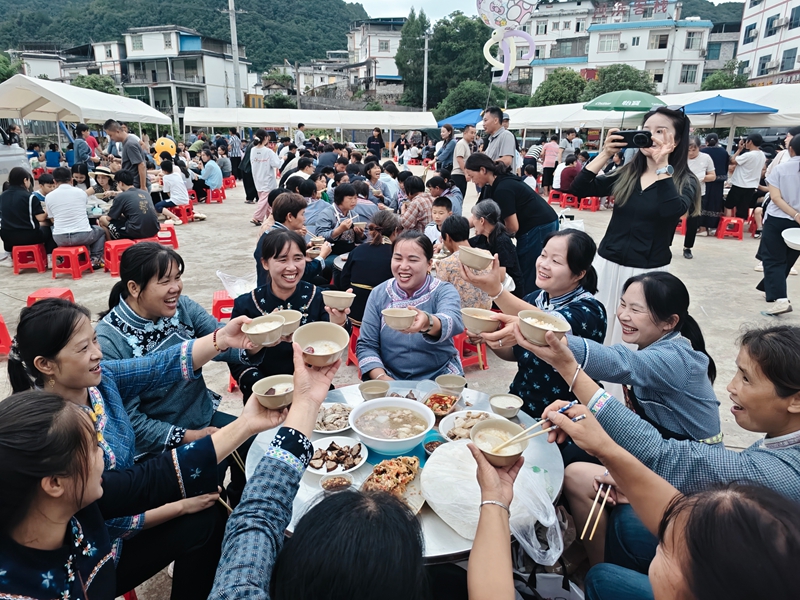 2 图为杀猪饭（布依美食）.jpg
