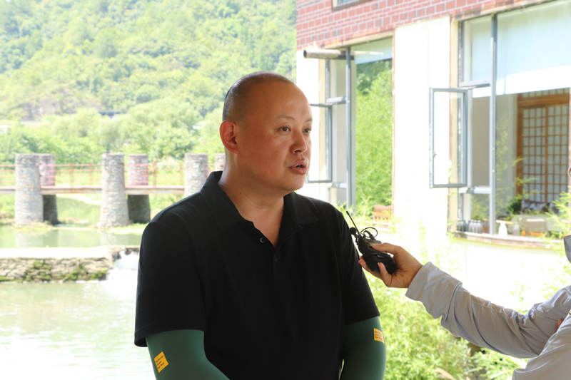 采访林城仙界旅居白云产业带项目负责人邓家义。