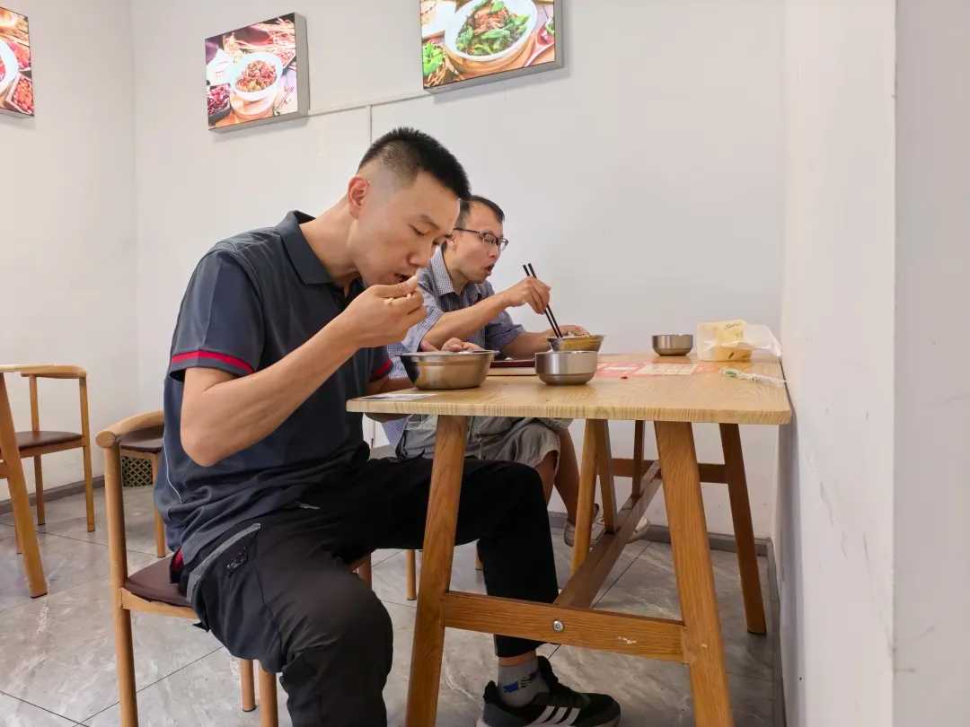 快递小哥万文平在用餐。