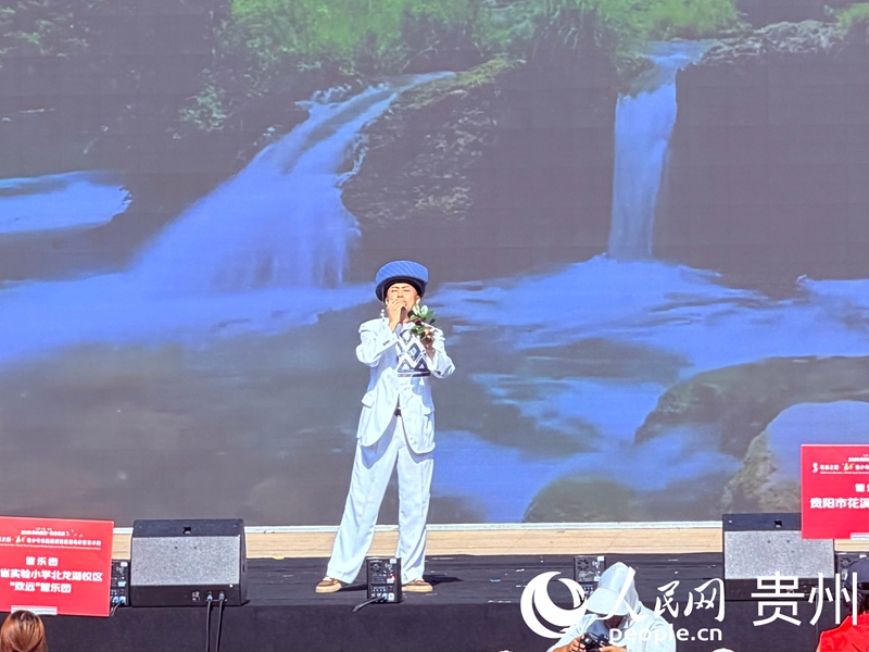 木叶吹奏。人民网记者 陈洁泉摄
