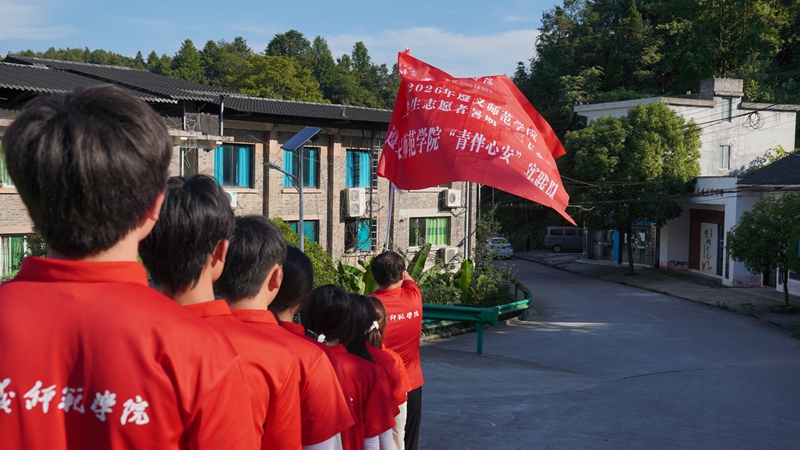 队员行走在天桥镇。