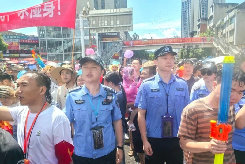 贵州德江公安为“水龙节”保驾护航。