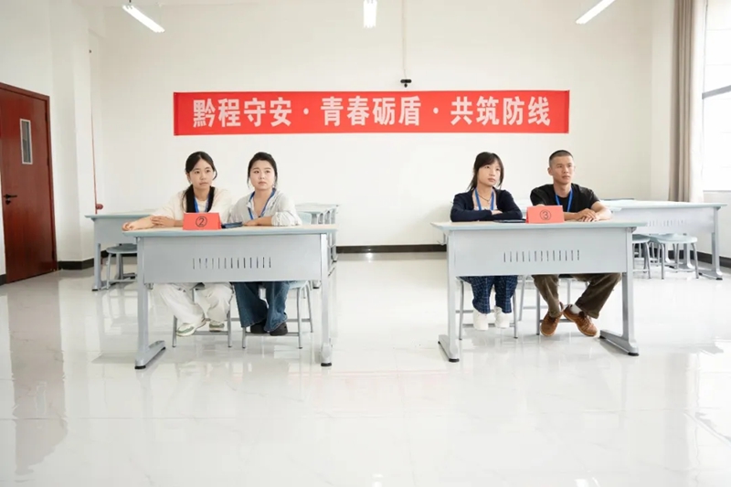 学生参加安全知识大比武赛道比赛