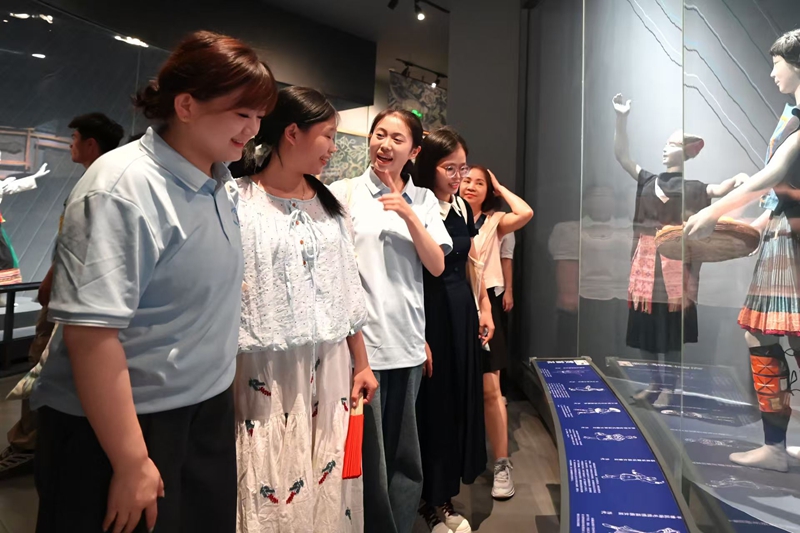 图3中越青年共赏民族服饰品