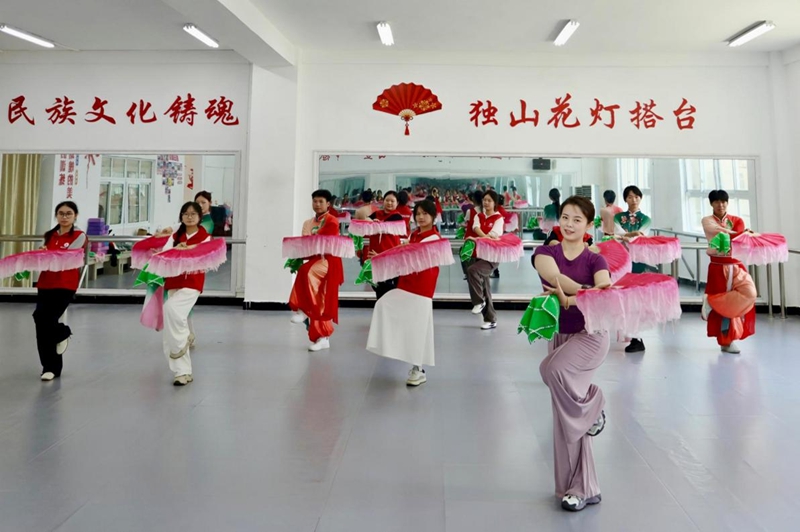 3.走进独山花灯传习基地，跟随非遗传承人沉浸式学习花灯舞蹈