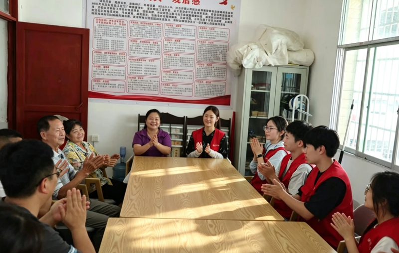 4.与独山花灯非遗传承人面对面座谈，深挖传统技艺传承脉络