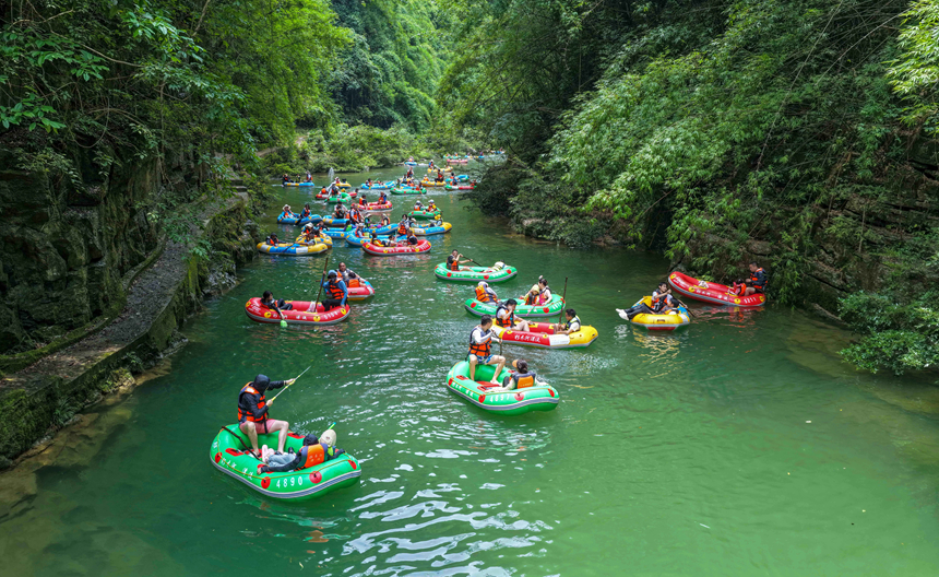 近年来，施秉县借助良好的生态资源，做活山水旅游文章，以“漂流+”激发文旅消费市场活力，拉动“夏日经济”持续升温。（通讯员 磨桂宾 摄）
