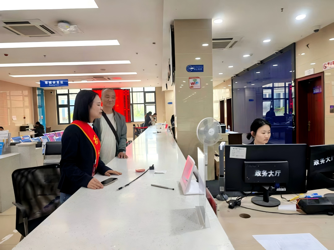 政务大厅工作人员在大厅开展常规接待工作。习水县融媒体中心供图
