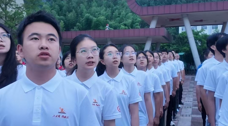 1、升国旗，唱国歌。