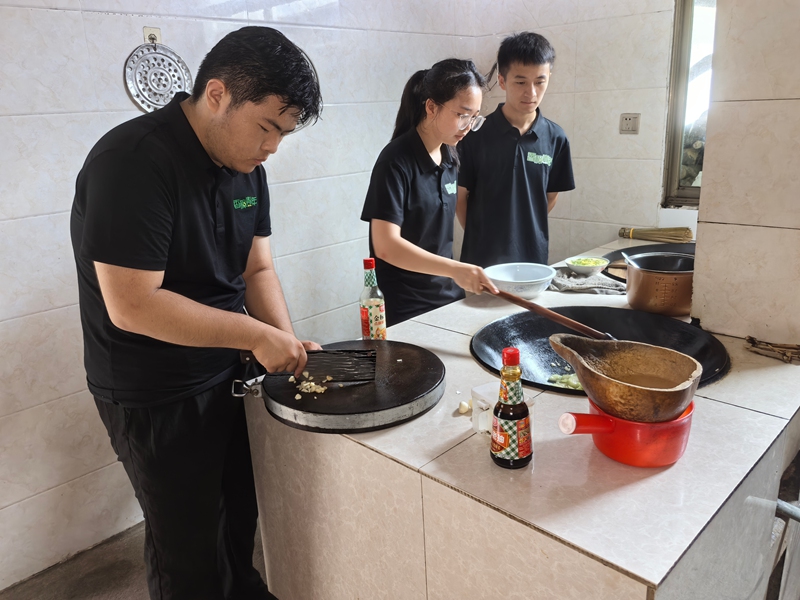 2、实践团制作红军餐。