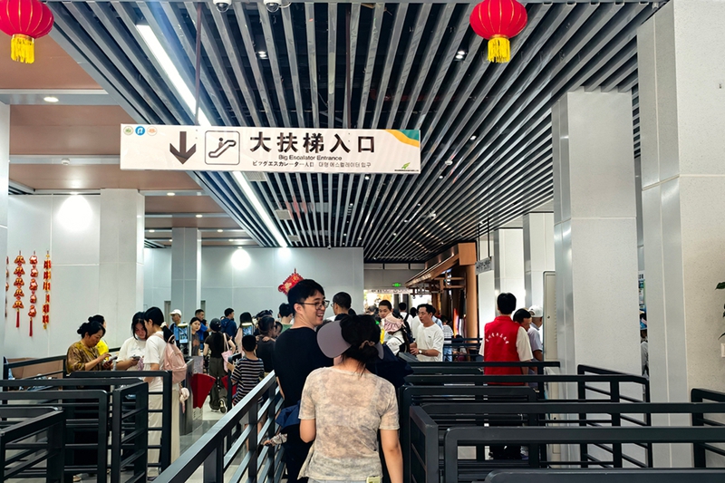 8 图为大扶梯有序刷脸乘坐.jpg