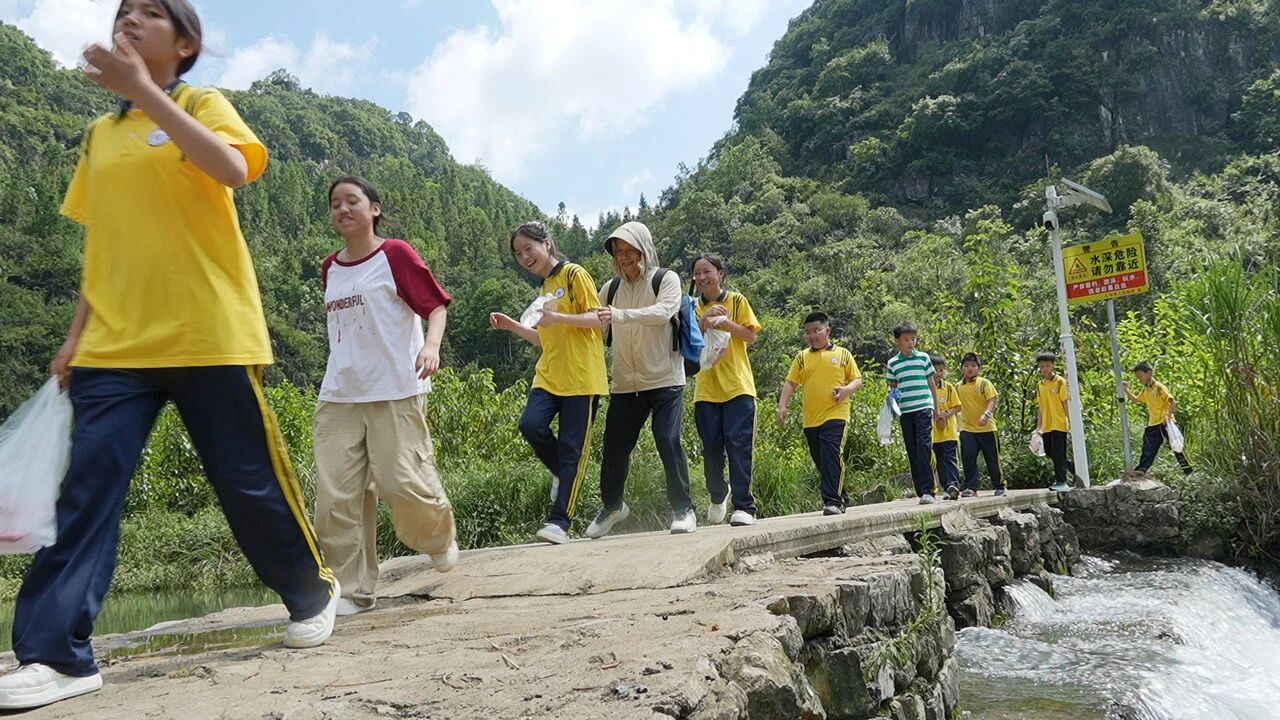 贵阳市白云区文武学校组织师生走进安顺牛蹄关研学基地。
