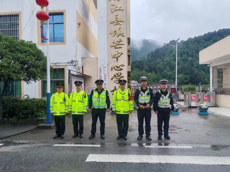 4 图为与县域各方加强执法协作。杨建华  摄