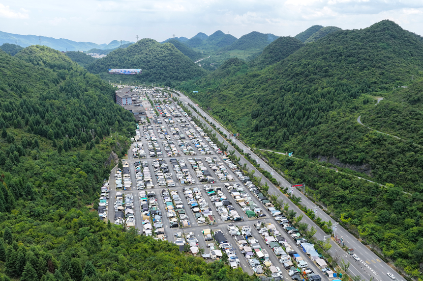 百里杜鹃驿家房车露营基地。