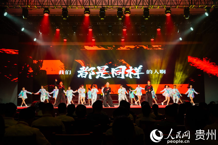 “中华民族一家亲”慰问演出现场。人民网 阳茜摄