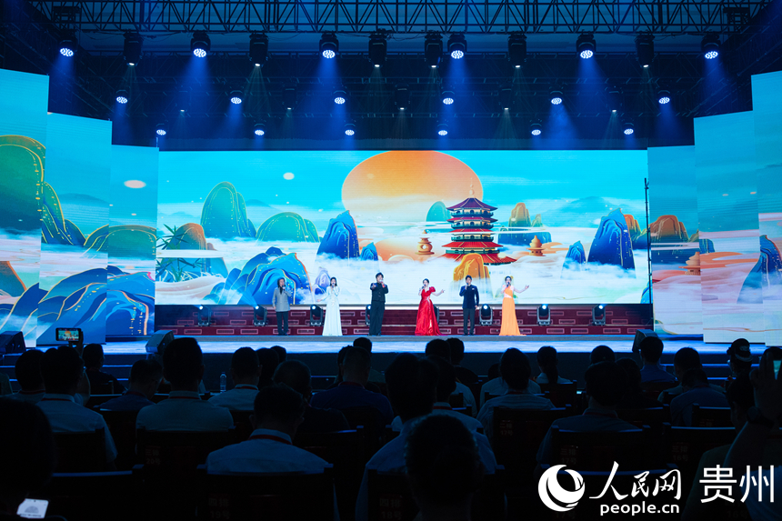 “中华民族一家亲”慰问演出现场。人民网 阳茜摄
