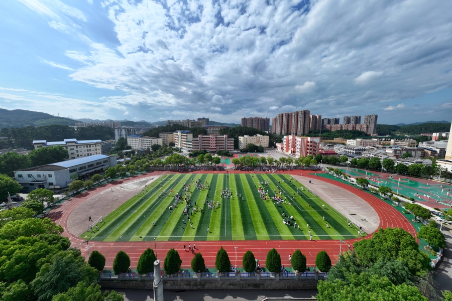 1、岑巩县第一中学高三学生在球场开展趣味减压游戏。（杨云 摄 )
