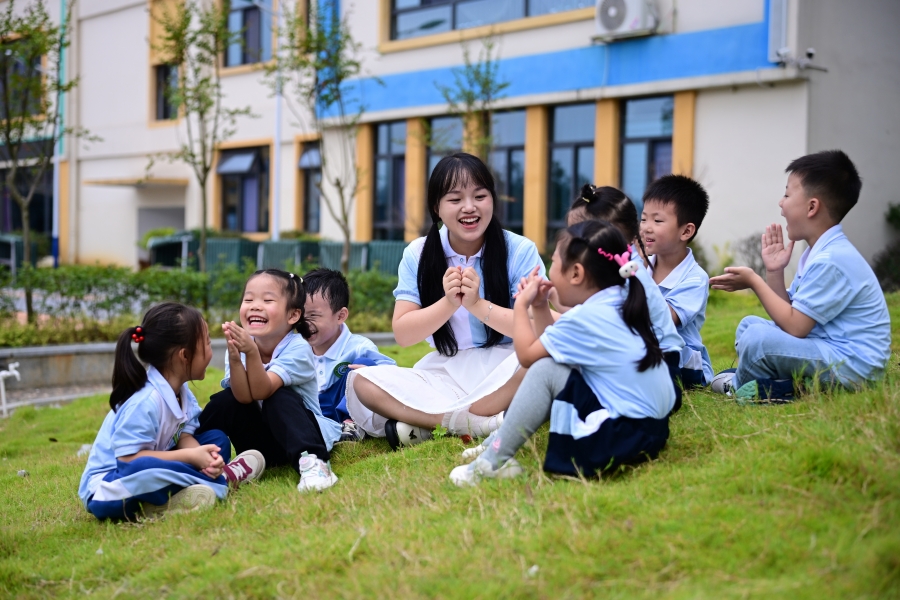 3.2025年9月，岑巩县第五幼儿园师生在排练国庆歌曲。（杨云 摄）