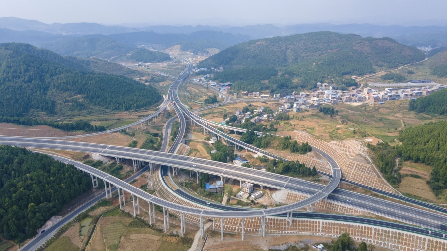 6、岑巩县天星乡河塘村，S32玉新高速 、S19玉江高速交通枢纽。（胡国鑫 摄）