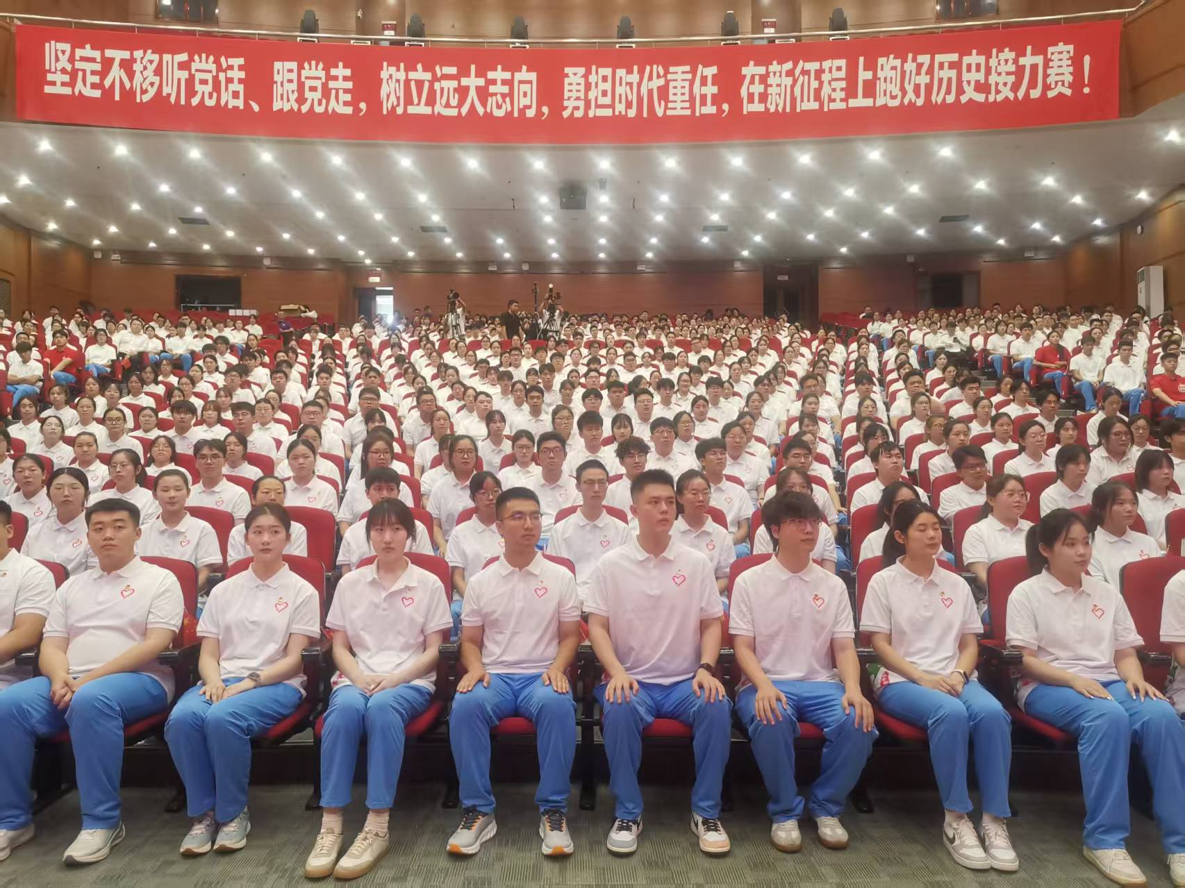 2026年贵州省万名大学生志愿服务西部计划乡村振兴基层项目志愿者出征仪式现场。