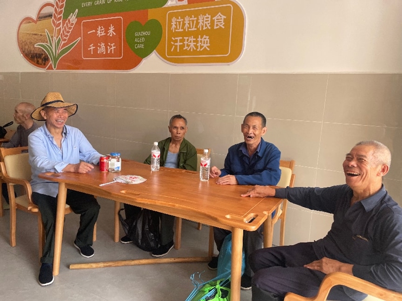 77名老人喜回“新家” (1)