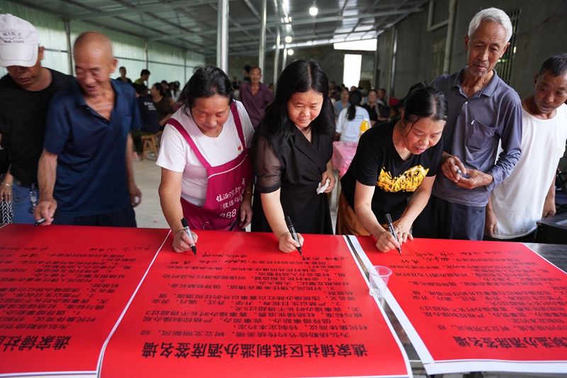 谯家铺村民在移风易俗村规民约上签字.JPG