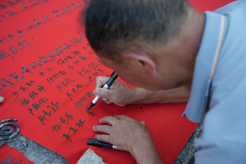 猫阡村村民在移风易俗村规民约上签字2.JPG