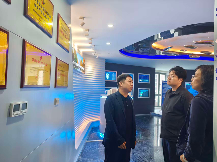 图为实地走访调研该智医科技有限公司。