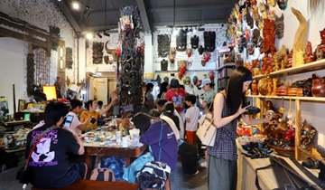 安順古城：非遺多元業態助力暑期文旅升溫在安順古城，非遺的鮮活不止於文創展銷、互動體驗、深度研習，同時與美食、旅拍、演藝等消費場景相融，不斷豐富古城文旅體驗內容。