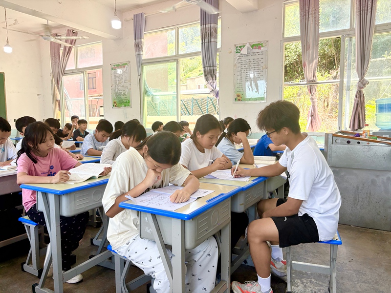 3、课堂里，志愿老师们耐心细致，逐题答疑解惑，帮助孩子们梳理暑期作业难点、 