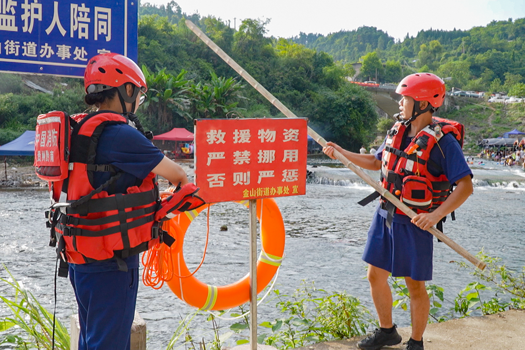 警示牌。
