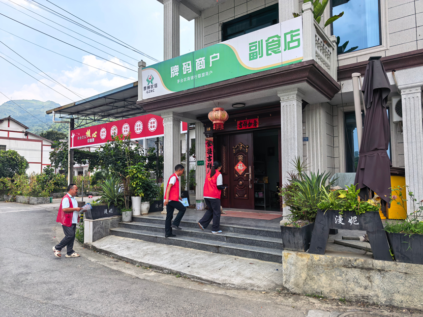 工作人员入户宣传防溺水知识。