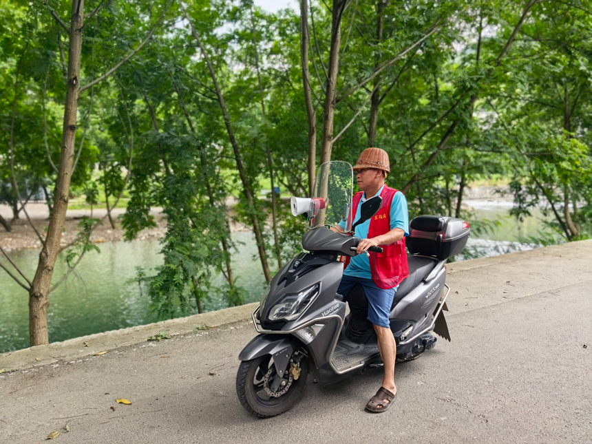 护河员沿河道宣传防溺水知识。